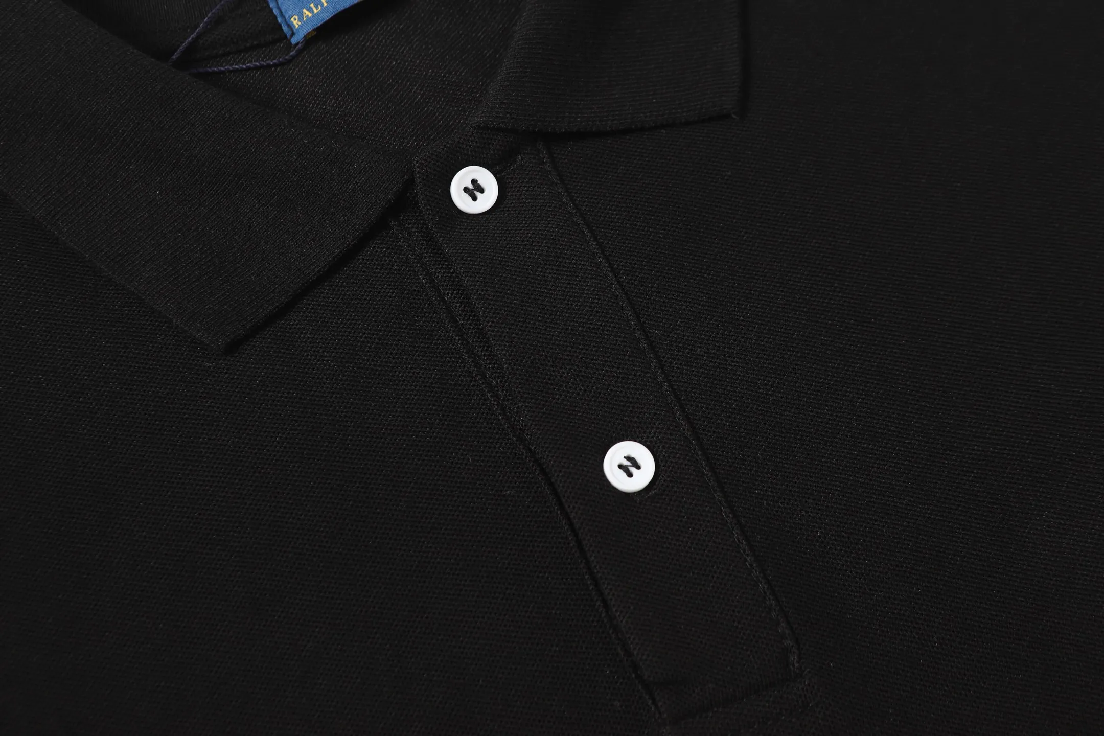 P146 Style No.: A013 [Ralph Lauren Classic Logo Embroidered Polo Shirt] ✅250g fine cotton pique fabric, custom-woven and dyed threads ✅Original stickers Scan the QR code to enter the official website ✅Large version, loose and stylish, can wear up to 210 pounds Color: Black White Navy Blue Sky Blue Dark Gray Floral Gray Size: S-XL